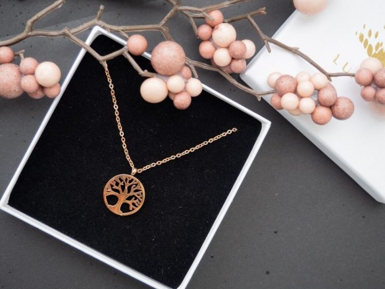 Rosegoldene Lebensbaum-Kette von Luamaya in offener schwarzer Samtbox mit Dekoration
