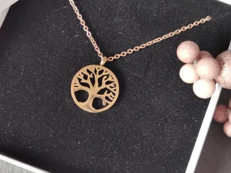 Detailaufnahme der rosegoldenen Lebensbaum-Kette von Luamaya mit filigranem Anhänger