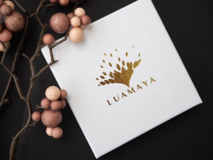 Weiße Schmuckschachtel mit goldener Luamaya-Aufschrift