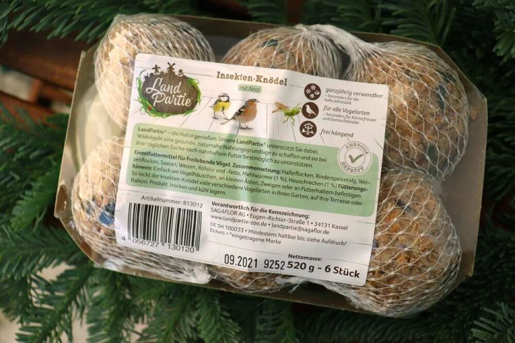 Nahaufnahme von 6 Insektenknödeln in der Verpackung von Land Patrie