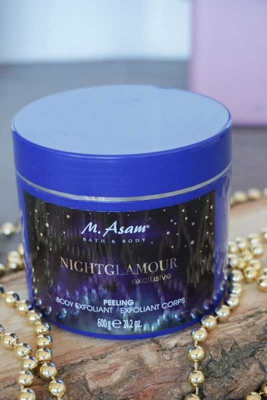 Nightglamour Bodypeeling in nachtblauer Dose mit goldener Schrift – luxuriöse Körperpflege für strahlend glatte Haut.