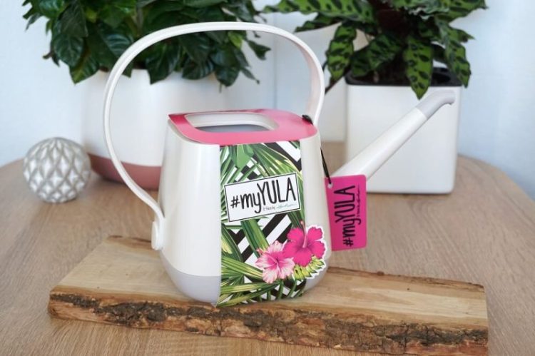 Weiße Lechuza #myYula Gießkanne auf Holzbrett mit Lechuza-Pflanztopf – stilvolles Gießzubehör für Pflanzenfreunde