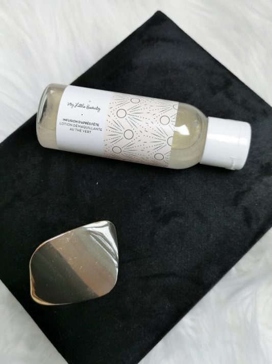 Dunkelblauer Samtdeckel der My Little Box Samtschatulle mit Make-up-Entferner in champagnerfarbenem Perlmutt und goldfarbener Haarspange dekorativ platziert.