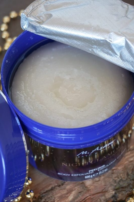 Geöffnete Dose Nightglamour Bodypeeling – nachtblau mit goldener Schrift, cremige Peeling-Konsistenz sichtbar.