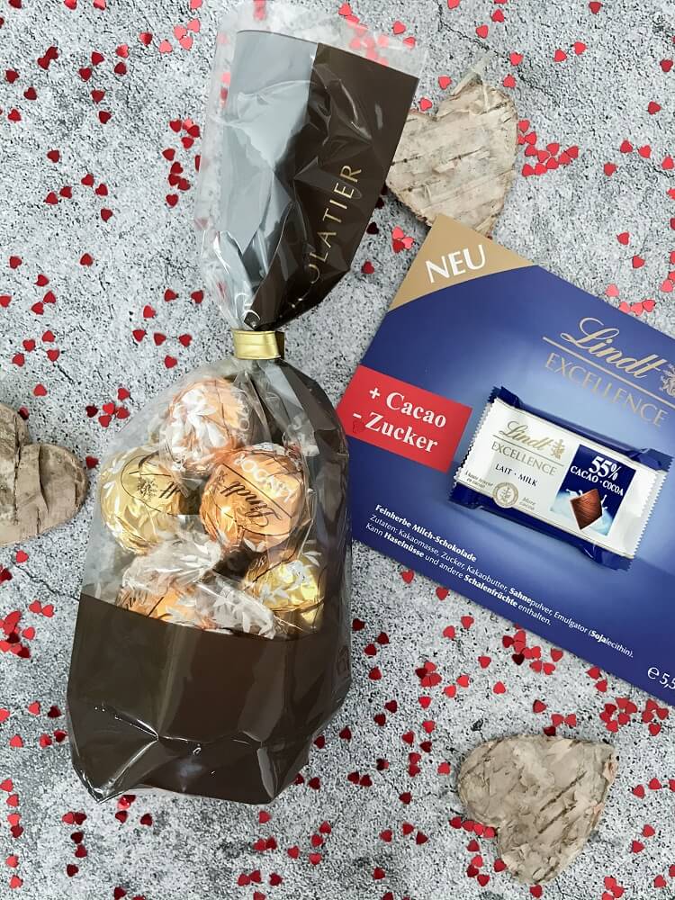 Exklusiver Lindor Mischbeutel aus dem Lindt Schokoladen-Club – verschiedene Lindor-Kugeln nur im Club erhältlich, dekorativ präsentiert.