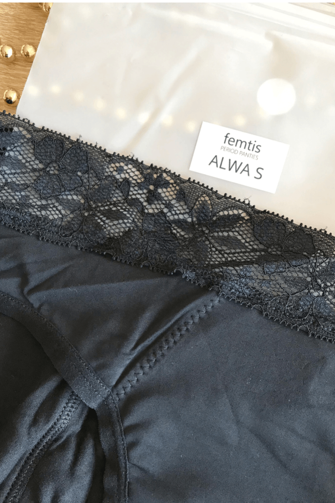 Spitzenhöschen von Femtis bei der Periode.