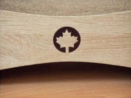 Nahaufnahme des nachhaltigen Kratzbretts mit Ahorn-Logo und edler Holzoptik.